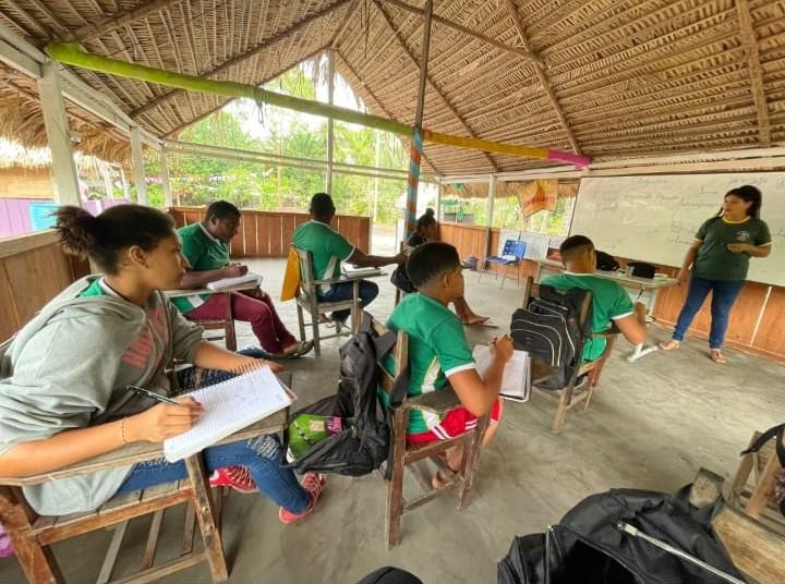 Givanilda dá aula de geografia em estágio na escola da comunidade Praia Grande