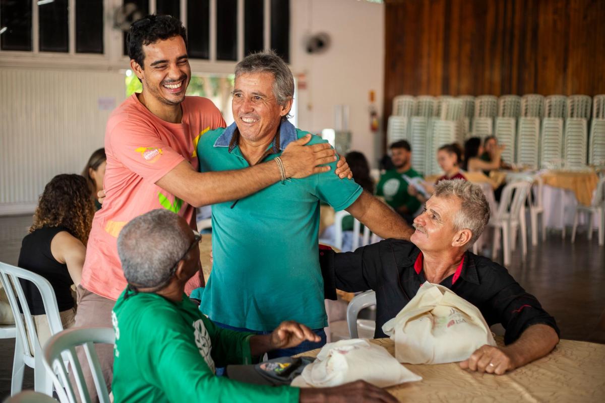 Renato Nazário, da equipe de Restauração Ecológica da ARSX, cumprimenta os coletores e agricultores rurais Mariozan Ferreira e Vilmar Tusset