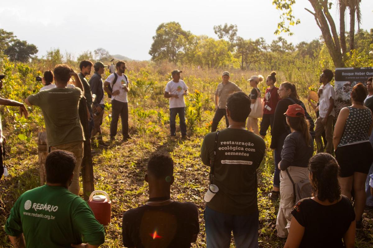 O coletor e agricultor familiar Mariozan no Bosque Heber Queiroz,  onde 77,57kg de 87 espécies de semente foram semeadas em uma área de 0,5ha