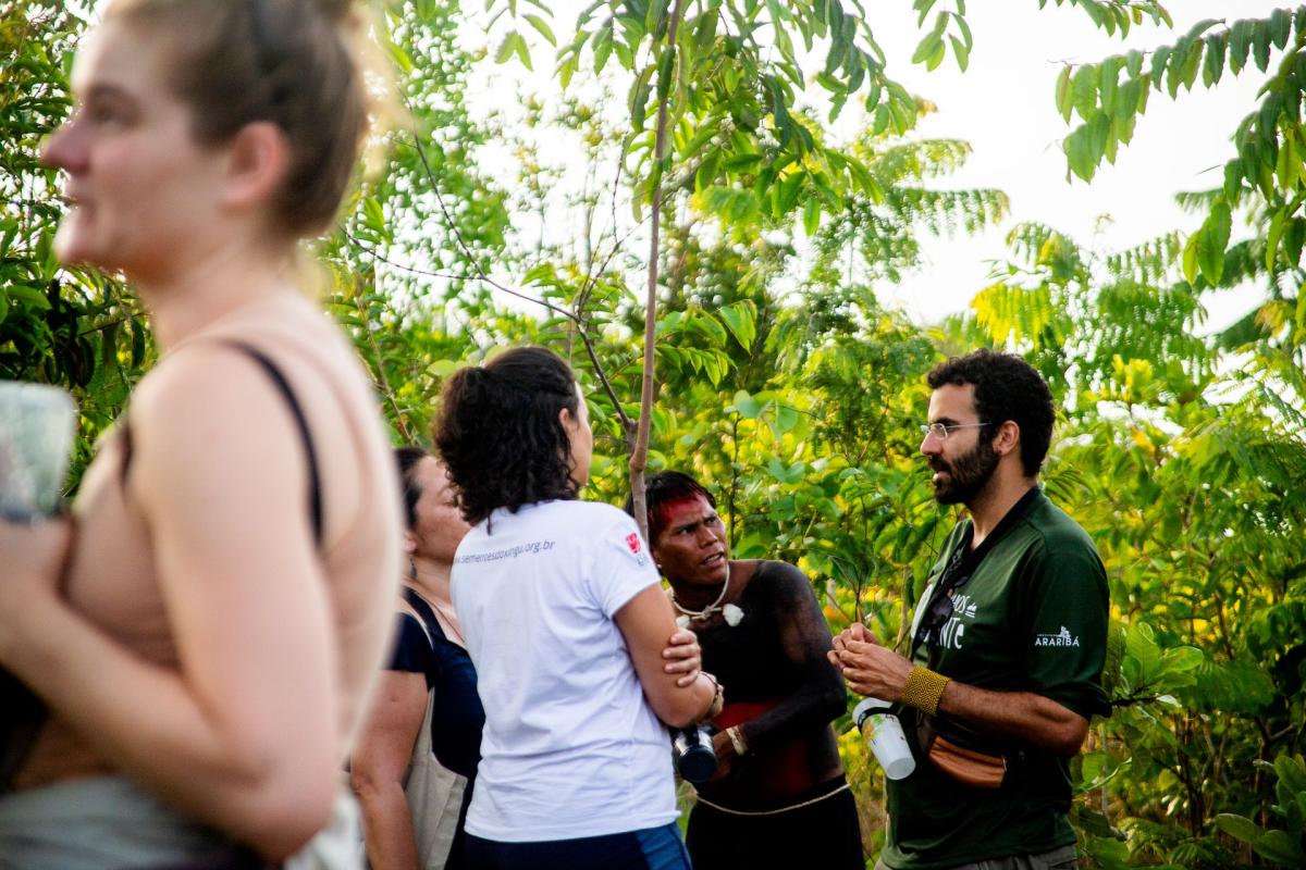 Em roda de conversa, Arcângelo Xavante, elo do grupo de coletoras de semente, e João Carlos Pereira, um dos técnicos em restauração ecológica da ARSX responsáveis pela implantação das áreas de restauração da aldeia Ripá
