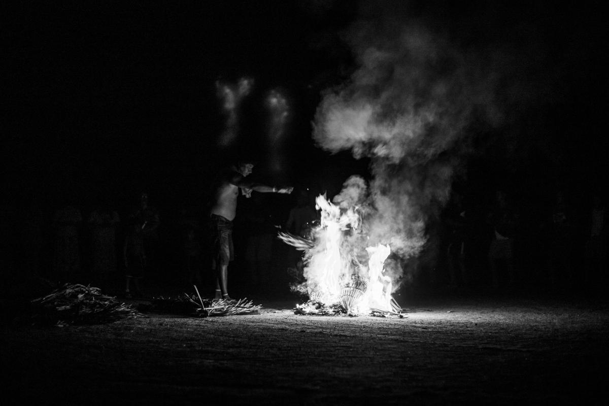 Fogueira acesa no centro da Aldeia Ripa, do povo Xavante. Ritual com a comunidade encerrou o dia