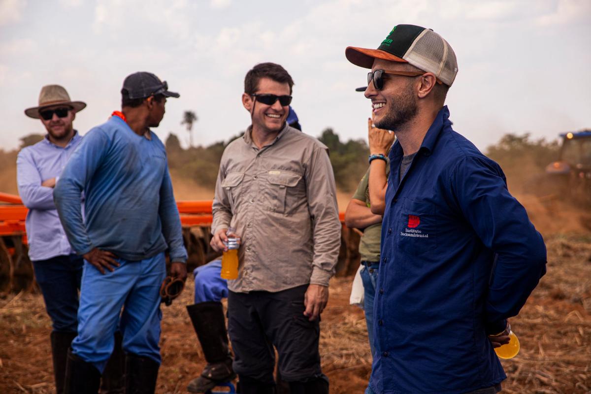 Guilherme Pompiano, do ISA, durante o preparo da muvuca de sementes na Fazenda Tanguro, da Amaggi, em Querência/MT.  Ao fundo, Paulo Mariotti, analista socioambiental da Fazenda Tanguro