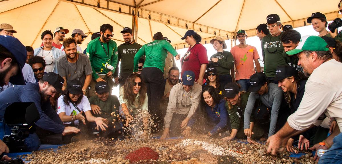 Participantes da 4ª Expedição misturam muvuca de sementes para semeadura direta na Fazenda Tanguro, da Amaggi