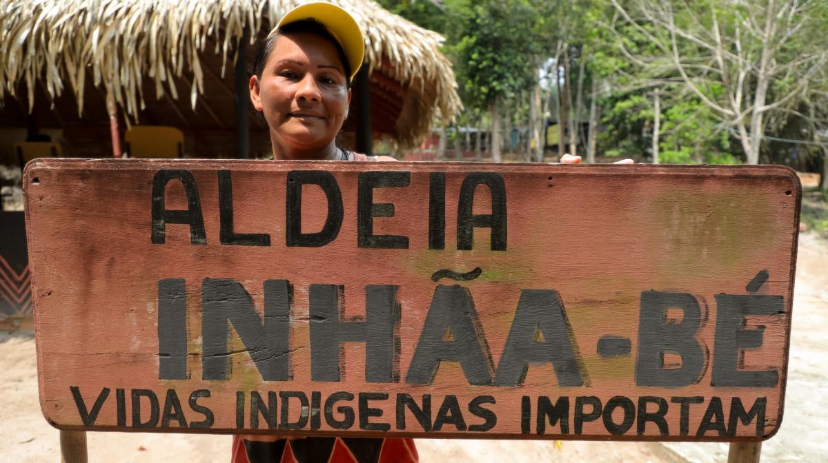 Yrá Tikuna, liderança e professora da comunidade indígena do Inhãa-Bé, no entorno de Manaus, que ficou isolada na pior seca registrada na história em 2023|Paulo Desana/ISA