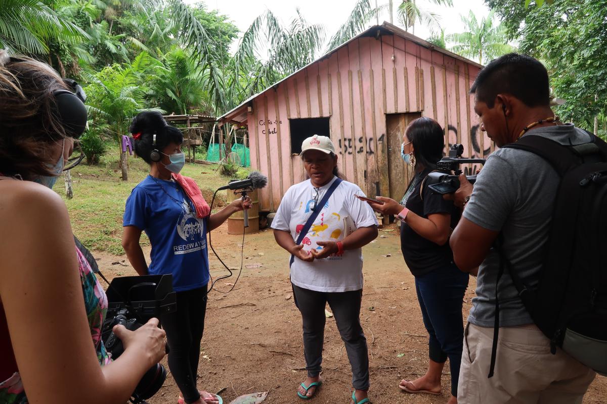 Diana Gandara, Cláudia Wanano, Auxiliadora Fernandes, povo Dâw, Elizângela Baré e Moisés Baniwa durante as filmagens do documentário Wayuri 