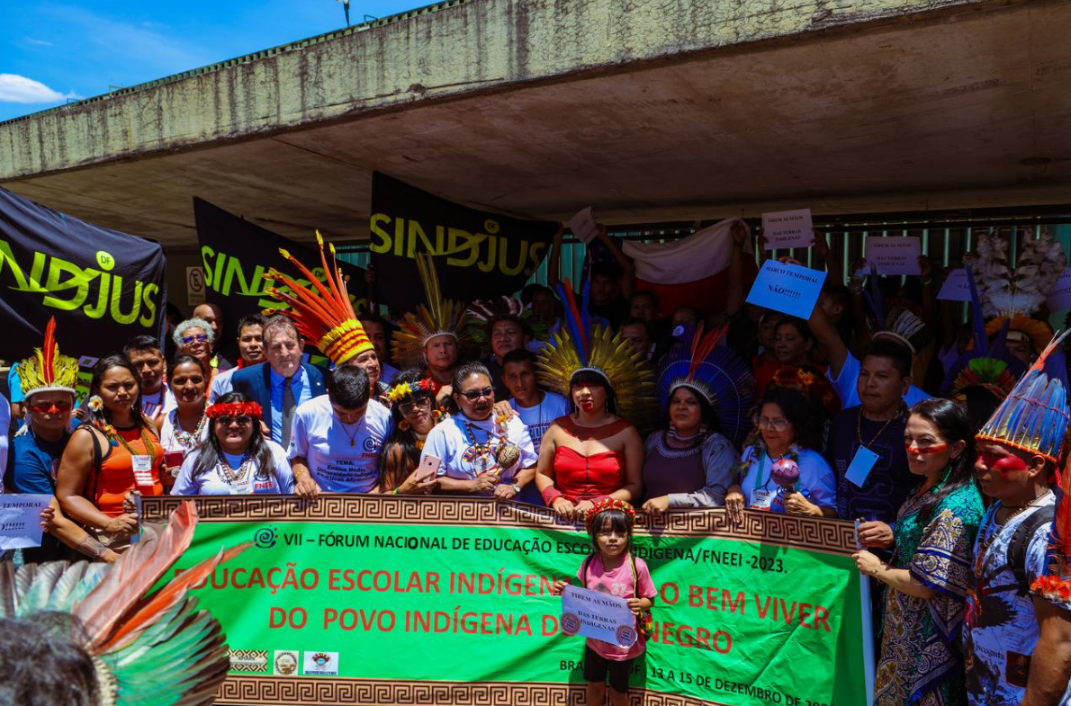 Indígenas manifestam-se contra 'marco temporal' do lado de fora da Câmara dos Deputados | @tukumapataxo / Apib