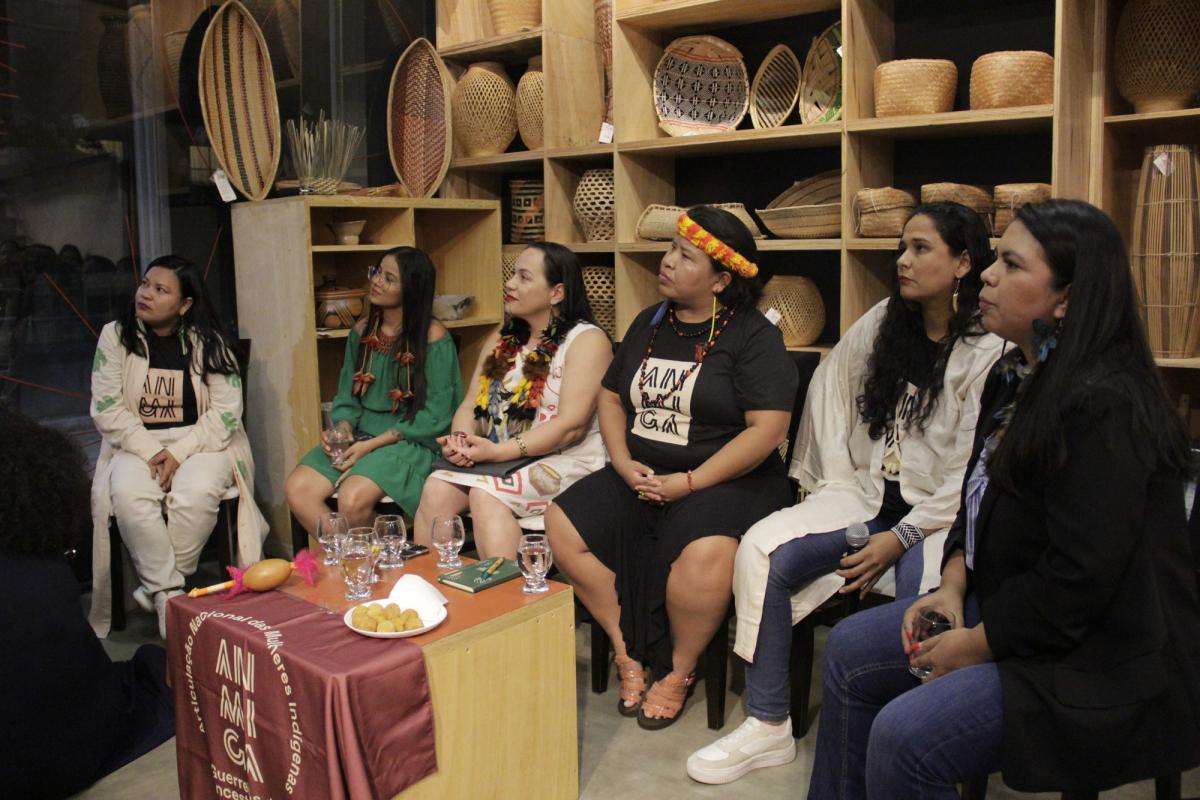 Da esquerda para a direita: Braulina Baniwa, Keila Guajajara, Joziléia Kaingang, Jaqueline Kuña Aranduha, Shirley Krenak, e Lucimara Patté durante "Roda de conversa 'Mulheres Indígenas em Luta'|Mariana Soares/ISA