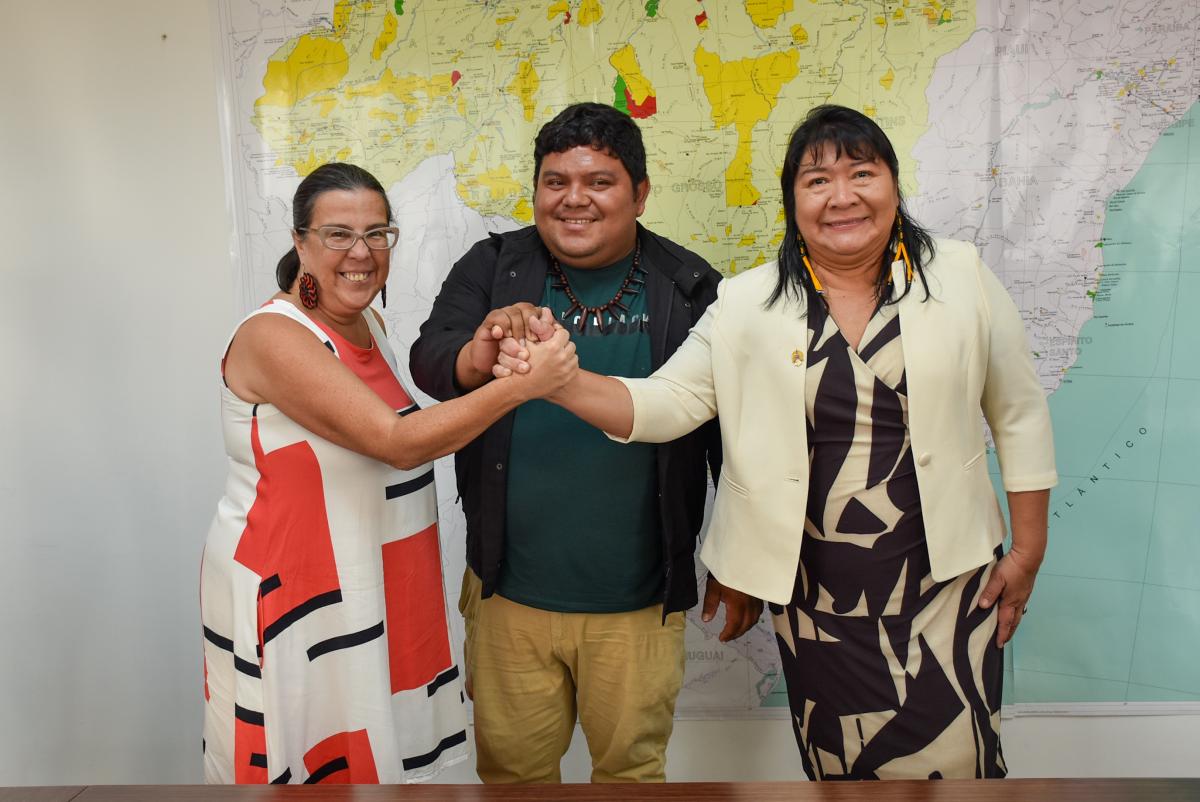 A secretária-executiva do ISA, Adriana Ramos, o diretor-presidente da FOIRN, Marivelton Barroso, povo Baré, e a presidente da FUNAI, Joenia Wapichana
