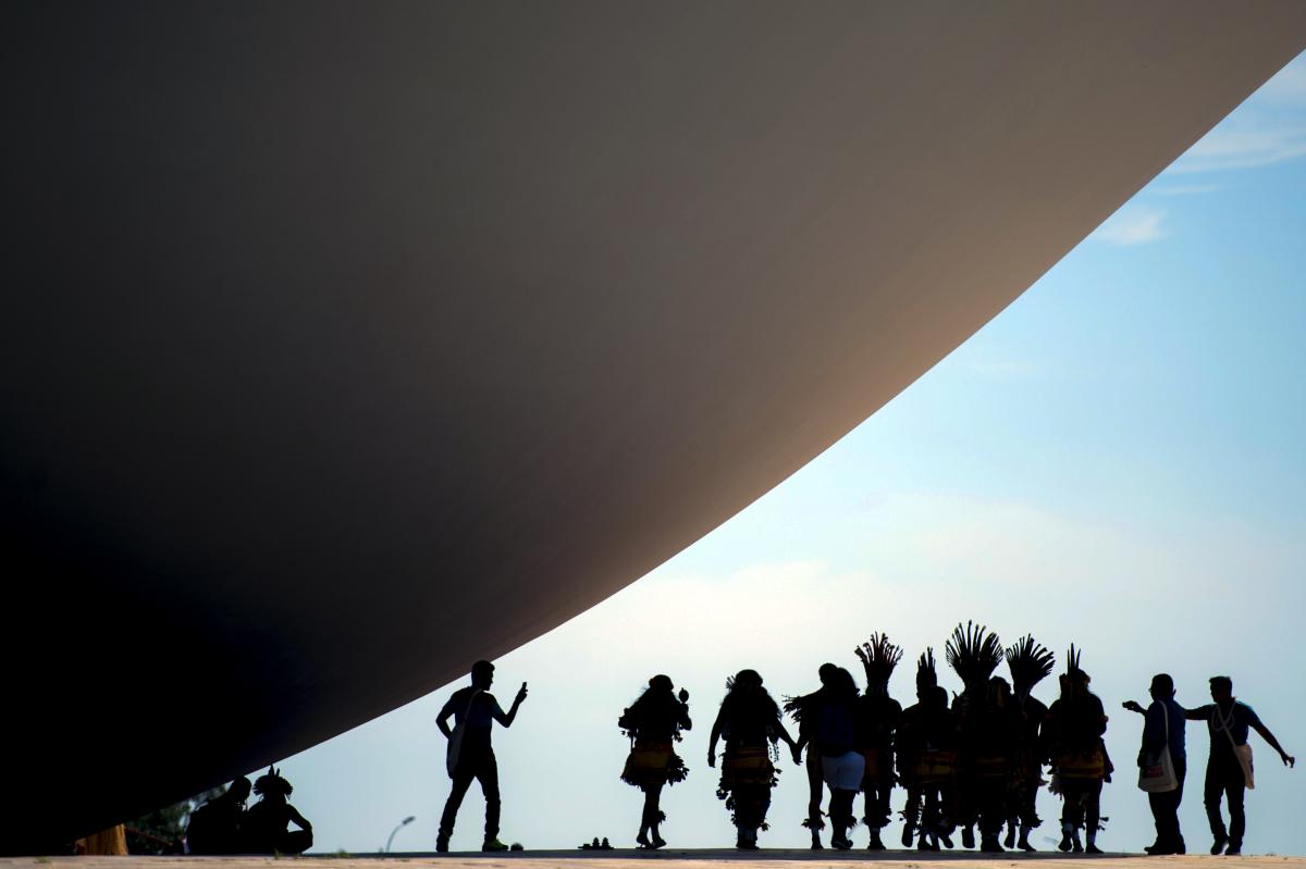 Indígenas realizam protesto em defesa de demarcações, no Congresso, em 2015 | © Marcelo Camargo / Agência Brasil