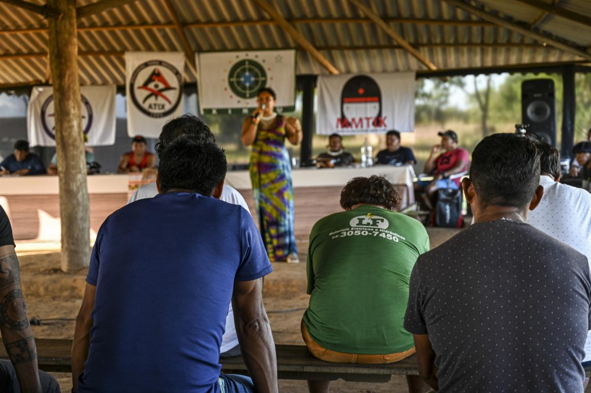liderança feminina Ana Terra Yawalapiti (ao fundo) na reunião de Governança Geral do Xingu