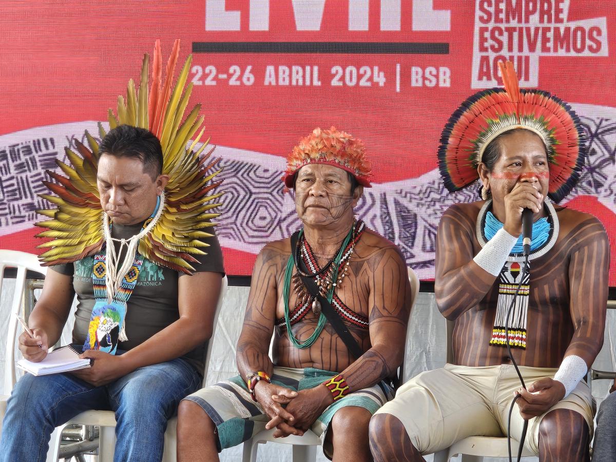 Da esquerda para a direita: Dario Kopenawa, Cacique Juarez Saw Munduruku e cacique Bepdjo Mekragnotire, lideranças dos povos indígenas mais afetados pelo garimpo