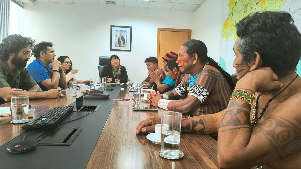 Reunião entre lideranças da Aliança em Defesa dos Territórios e a presidenta da Funai, Joênia Wapichana, aconteceu em meio ao ATL 2024