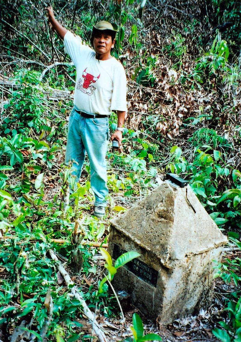 Mairawe Kaiabi no marco do Parque do Xingu, divisa com a fazenda Santa Maria, em junho de 2004. Foto tirada no contexto do Projeto Fronteiras, realizado pela SOS Xingu, e na Expedição Wawi ao Rio Preto. Fonte: Rosely Alvim Sanches/ISA