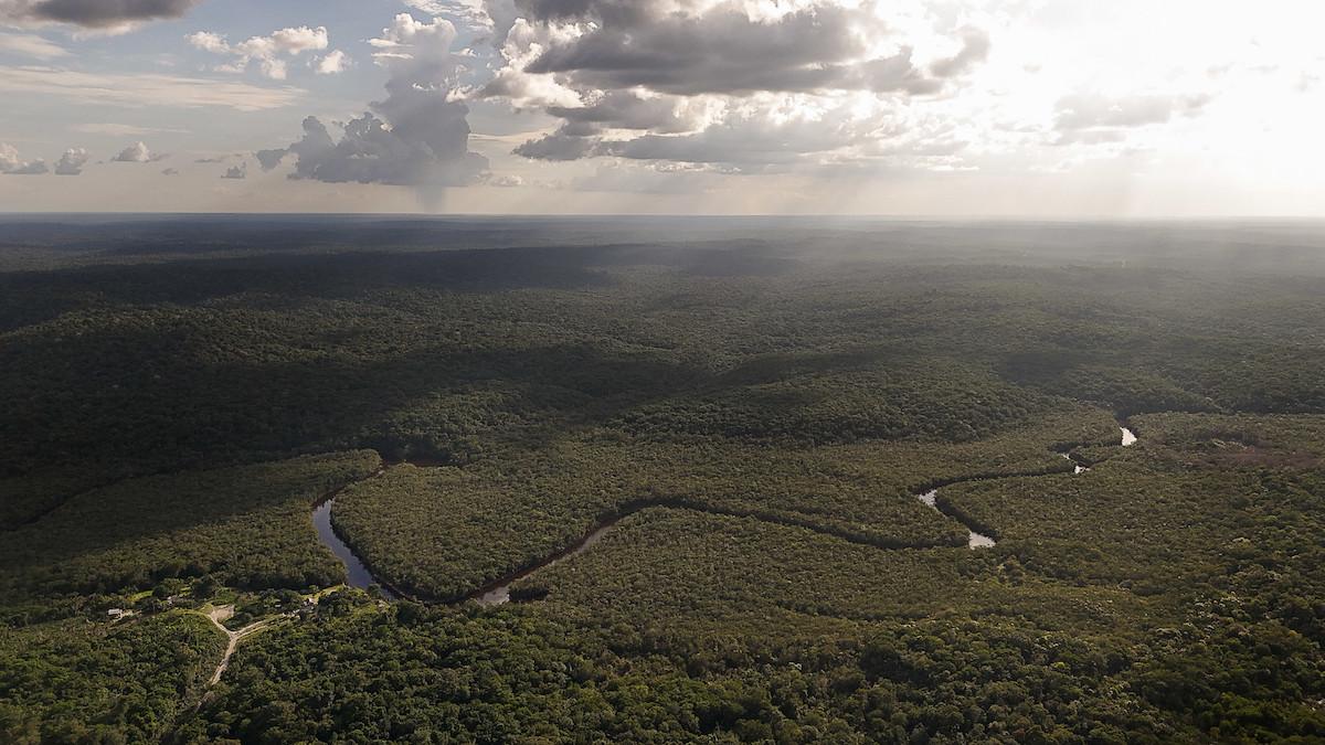 Vista aérea da comunidade indígena Gaviao 2, banhada pelo rio Aneba