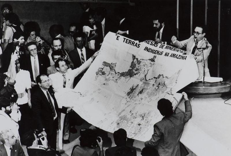Imagem Deputado Vigildásio Senna, da Bahia, leva para a tribuna a Câmera mapa elaborado pelo Centro Ecumênico de Documentação e Informação (CEDI), "Empresas de Mineração em Terras Indígenas "Mapear Mundos" traz registro fotográfico de março de 1988 que mostra mapa elaborado pelo Centro Ecumênico de Documentação e Informação (CEDI), uma das organizações que deu origem ao ISA, que revelou o assédio de mineradoras às Terras Indígenas na Amazônia