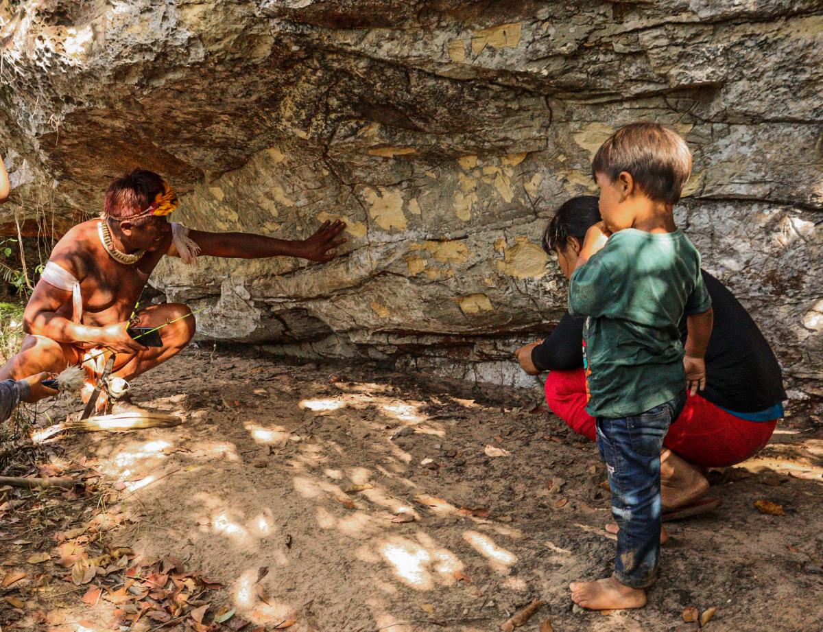 Akari Waurá (à esquerda), Kutalu Waurá e Tawapy Wauará, observando a Gruta de Kamukuaká com gravuras destruídas