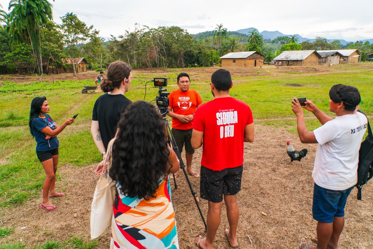 Dário Vitório Kopenawa Yanomami, Vice-presidente da Hutukara Associação Yanomami (HAY), dando depoimento para comunicadores durante o V Fórum de Lideranças Yanomami e Ye'kwana