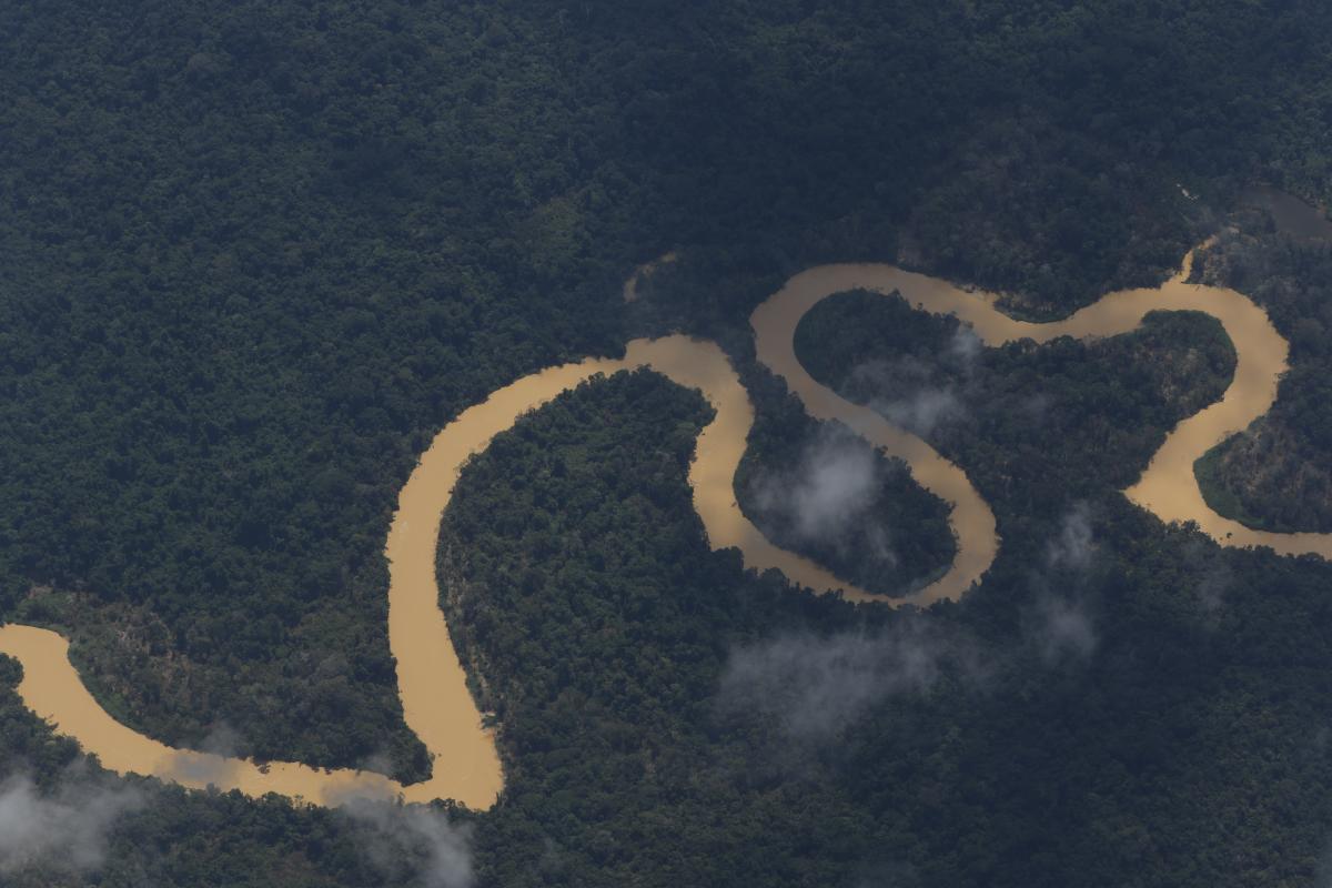 Imagem aérea de rio contaminado pelo garimpo ilegal