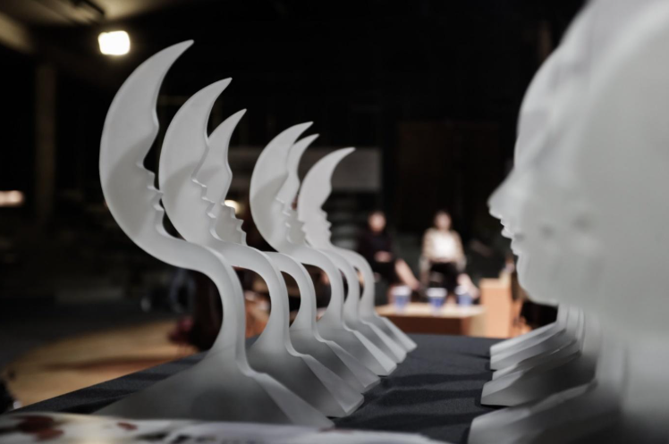 Troféu símbolo do Prêmio – a meia lua recortada com a silhueta de Vlado, uma criação do artista plástico Elifas Andreato