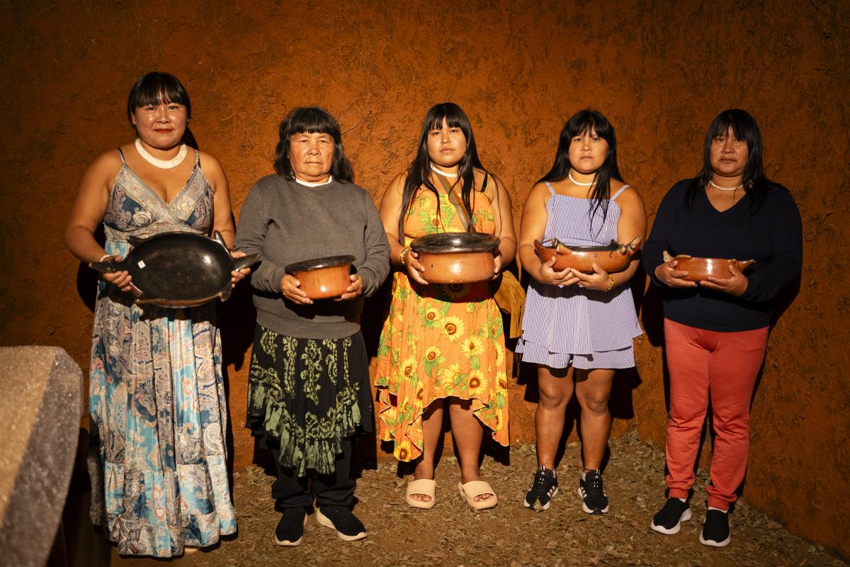 Da esquerda para a direita: Yakuwipu Waura; Pere Yalaki Waura; Kayana Pisulu Waura; Kutalo Waura; todas da aldeia Piulewene; e Kuheju Waura, da aldeia Ulupuwe; em visita ao Museu das Culturas Indígenas para ver as peças de cerâmica que vieram do Acervo do Orlando Villas-Bôas