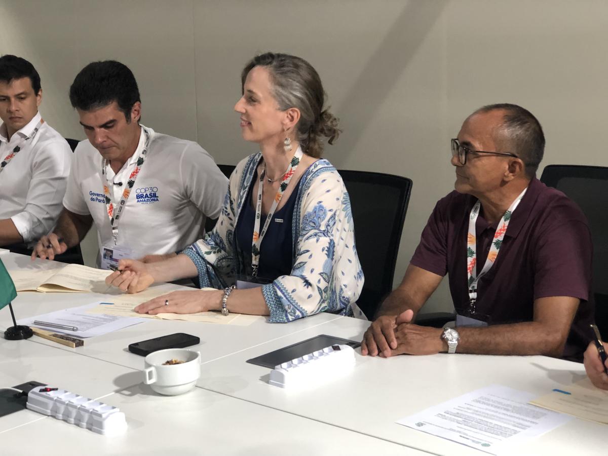 Governador do Pará, Helder Barbalho, a representante do BID no Brasil, Annette Kilmer, e o diretor-presidente da Rede Terra do Meio, Francisco de Assis Porto