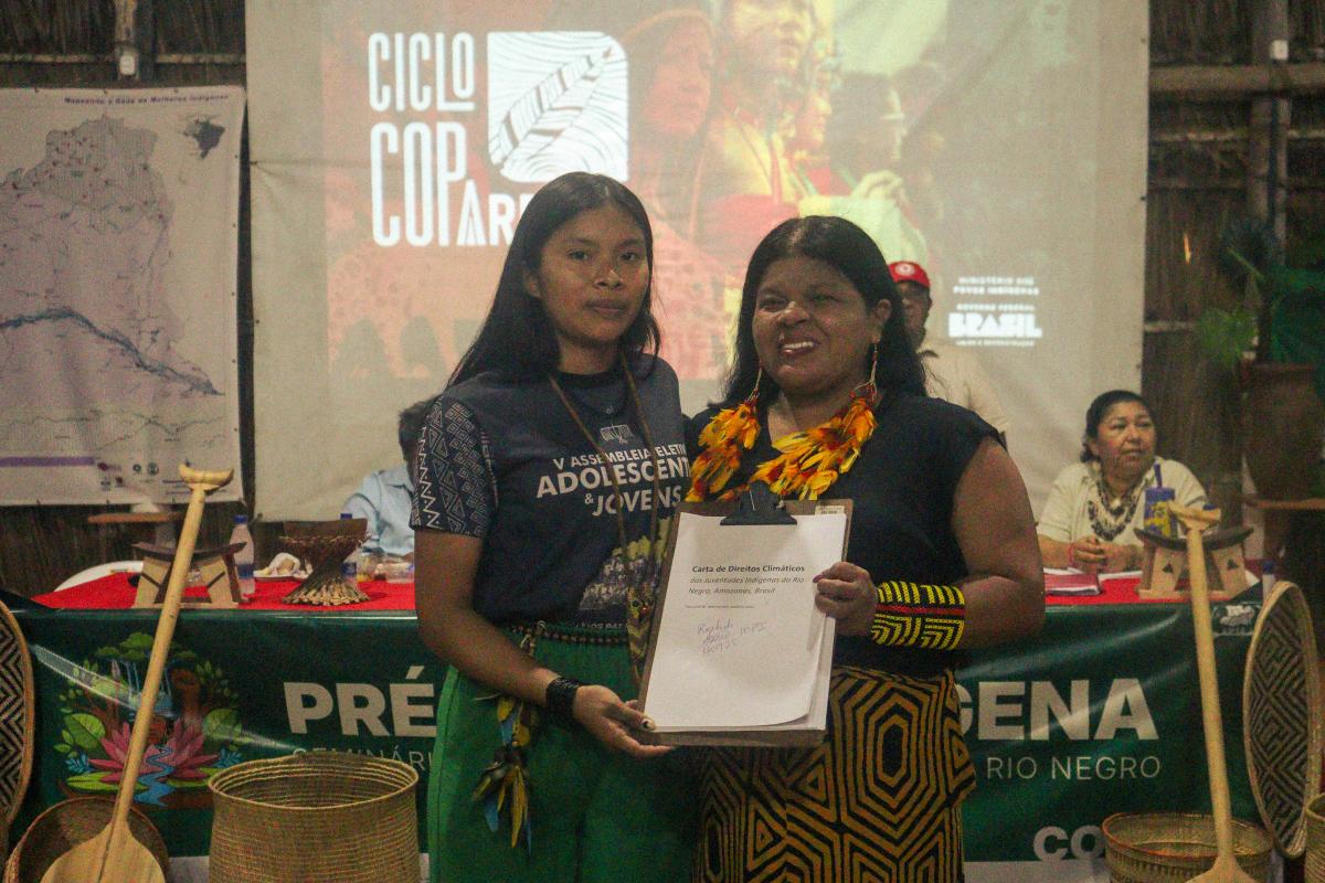 Jucimeiry Garcia, coordenadora do Dajirn, fez entrega simbólica da Carta de Direitos Climáticos das Juventudes do Rio Negro à ministra Sonia Guajajara
