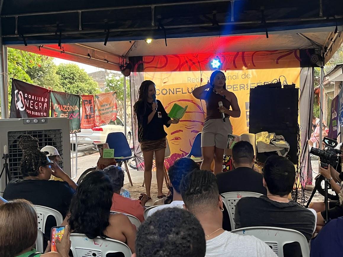 Thuane e Karina Penha, organizadoras do livro, durante abertura do evento de lançamento