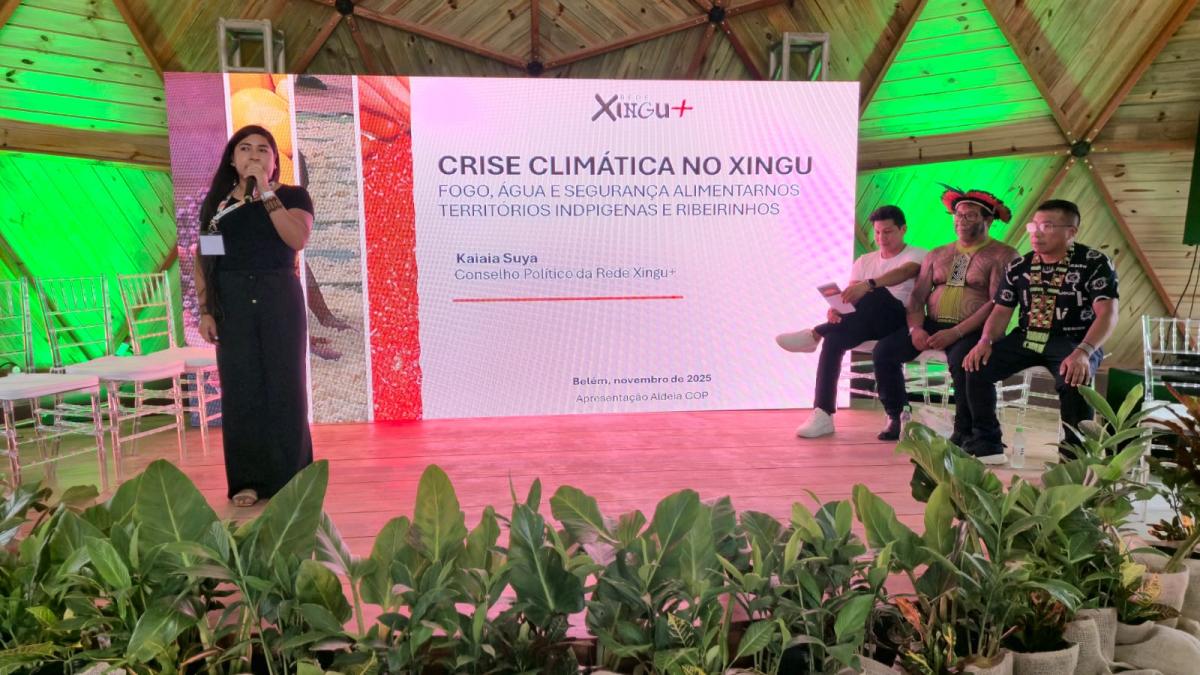  Kaiaia Suya abre o painel na Aldeia COP, apresentando o mapa de vulnerabilidade da bacia do Xingu