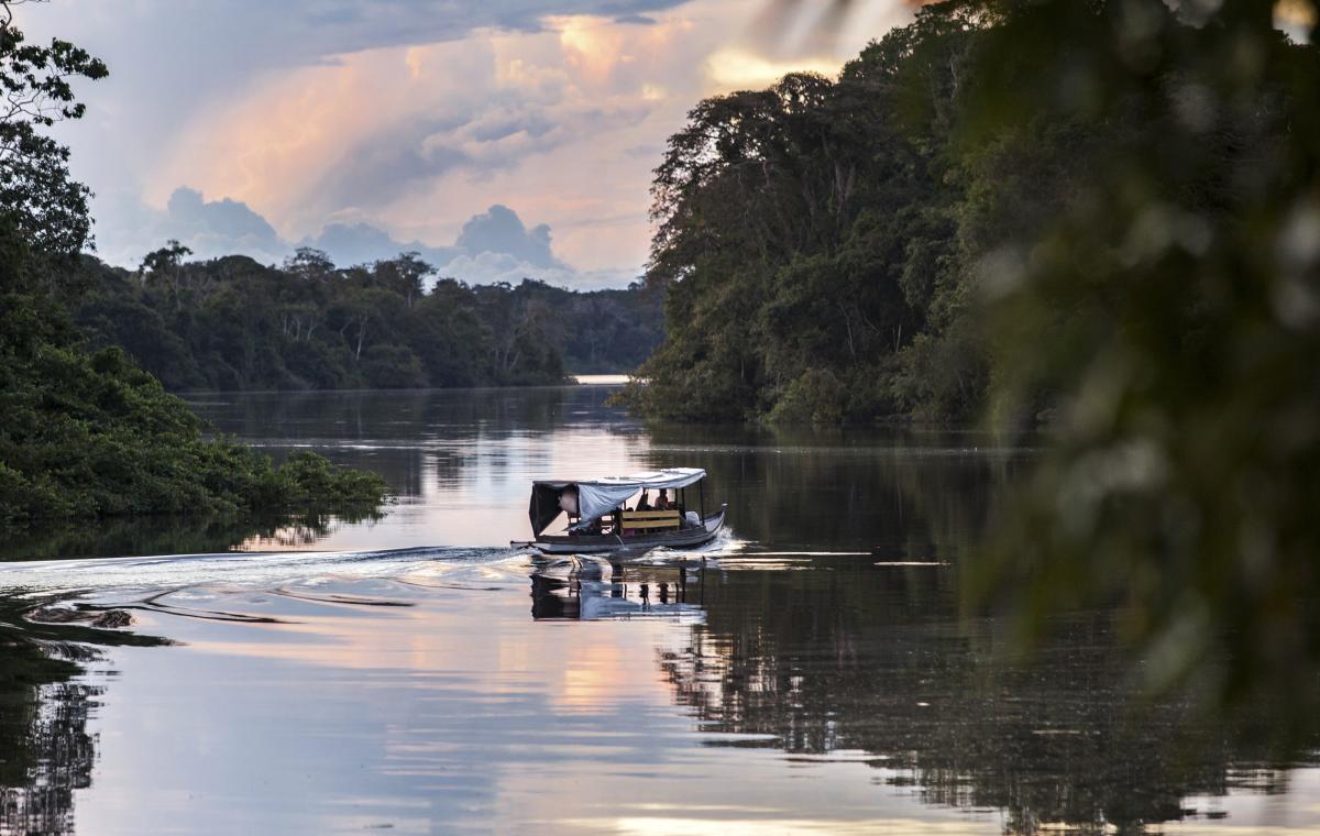 Imagem mostra barco deslizando no rio