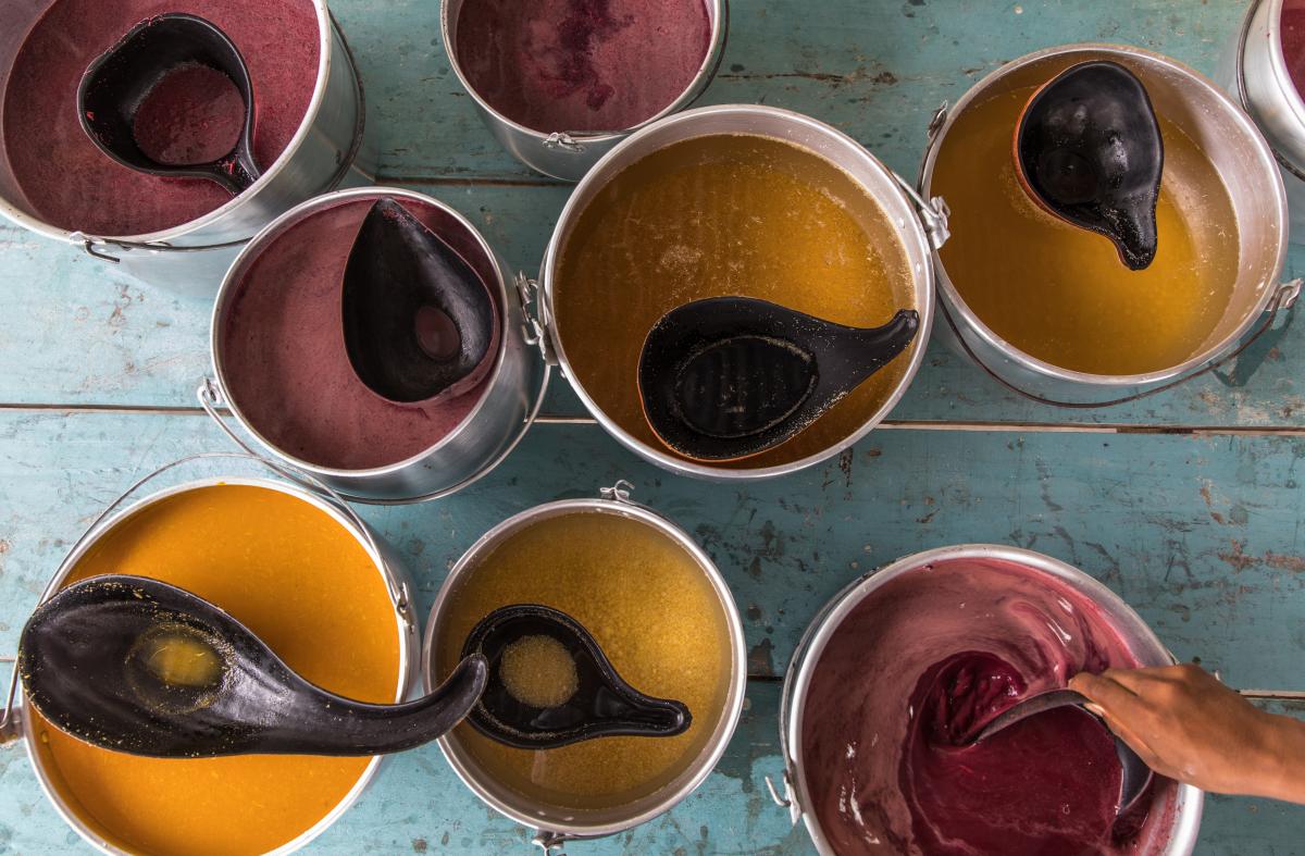 Chibé de açaí, chibé de buriti e chibé de água e farinha na comunidade Canadá, próxima ao rio Ayari, na Terra Indígena Alto Rio Negro (AM)