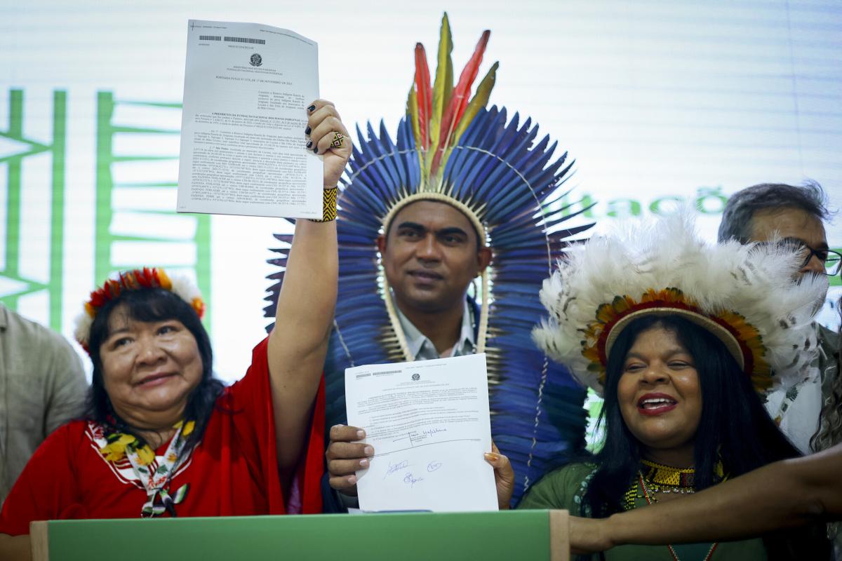 A presidente da Funai, Joenia Wapichana, o secretário de Saúde Indígena, Weibe Tapeba, e a ministra dos Povos Indígenas, Sonia Guajajara, comemoram demarcações na COP30 | Ueslei Marcelino / COP30