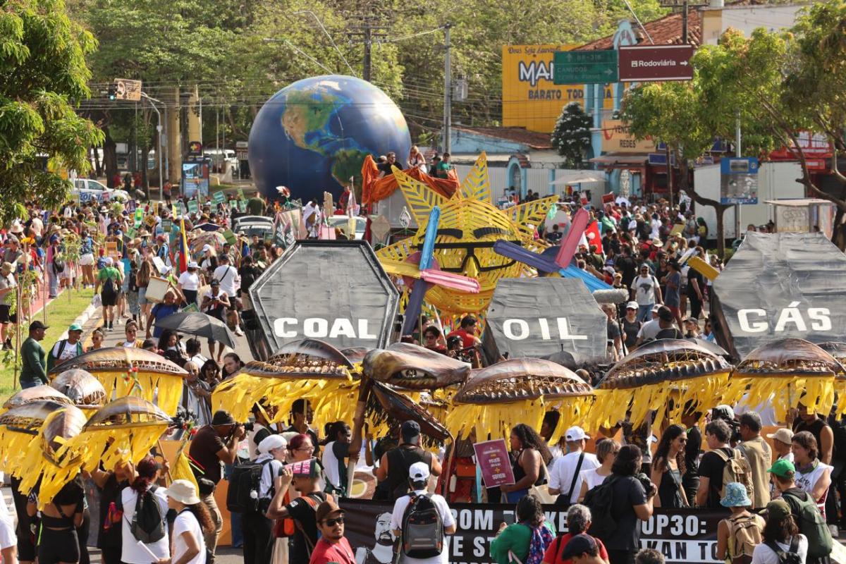 Ativistas reivindicam, durante a COP30, fim do uso dos combustíveis fósseis, um dos principais responsáveis pelo aquecimento global