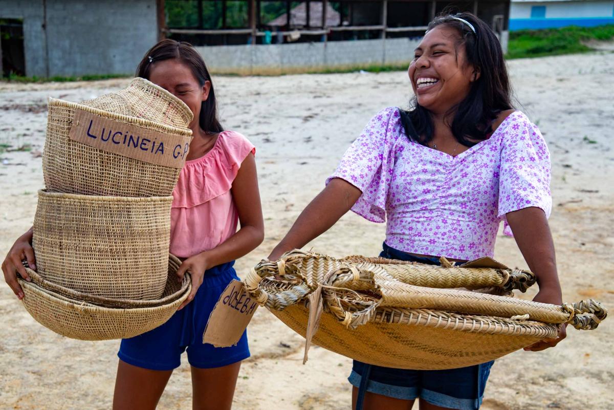 Meninas apresentam o resultado da oficina de cerâmica e cestaria Hüpda