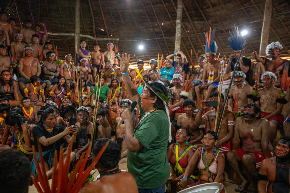 Na foto, Davi Kopenawa fala ao centro durante o Fórum de Lideranças Yanomami e Ye'kwana