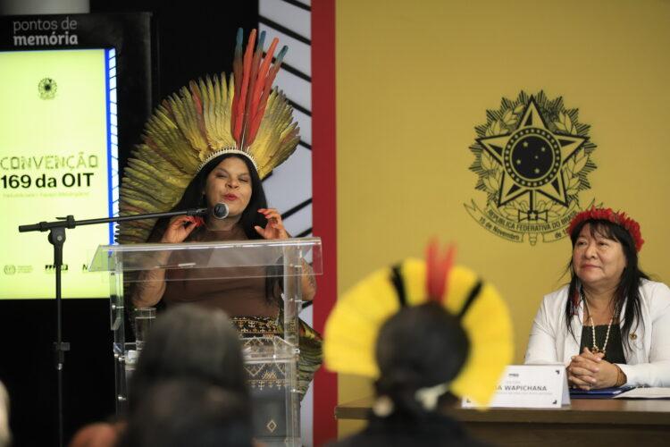 A ministra dos Povos Indígenas, Sonia Guajajara, e a presidente da Fundação Nacional dos Povos Indígenas (FUNAI), Joeni Wapichana, participam de evento sobre consulta prévia no STF