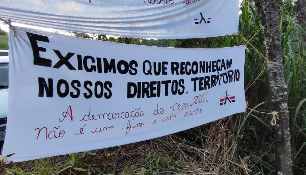 Faixa na ocupação do povo Xetá