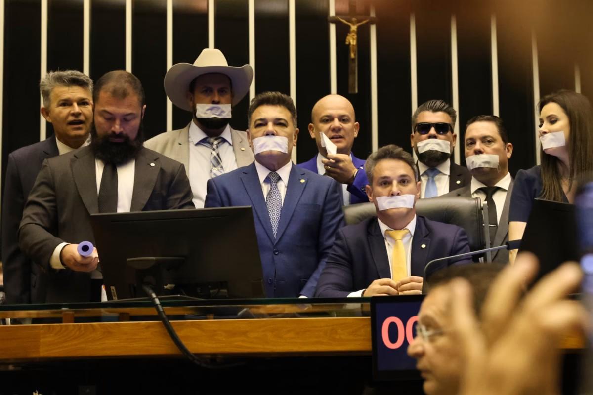Na foto, deputados de direita aparecem com fita adesiva branca na boca no Câmara dos Deputados, fazendo alusão a uma suposta censura