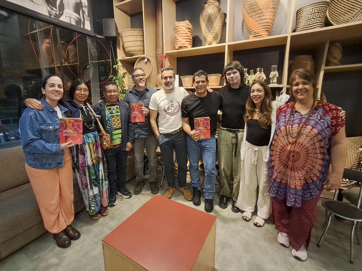 Da esq. p/ dir: Lara Ramos (World-Transforming Technologies (WTT), Areaki Juruna (Artesã), Karin Juruna, Marcelo Martins (ISA), Rafael Barbieri (WRI Brasil), Márcio Menezes (Catrapoa), Henrique Cervantes Roncada (WRI Brasil), Luisa Tui Rodrigues Sampaio (ISA), e Agelise Nadal Pimentos, consultora do ISA, lançamento do livro Florescendo nas brechas: territórios tradicionais e economias da sociobiodiversidade