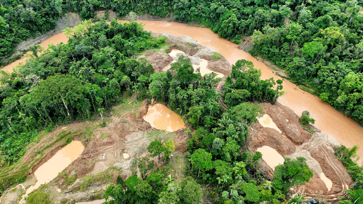Imagem aérea mostra garimpo na Reserva ecologica na Provincia de Sucumbios, no Equador
