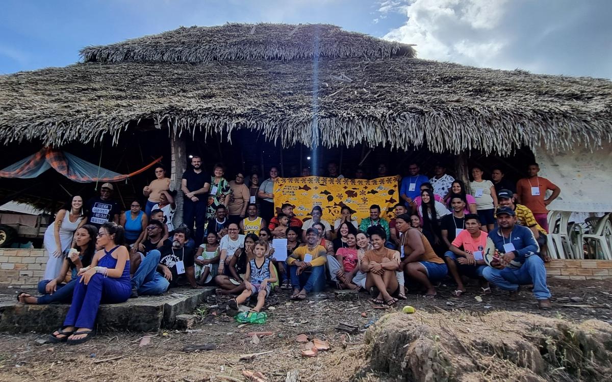 Foto mostra participantes da assembleia que criou o intituto de monitoramento participativo intercultural