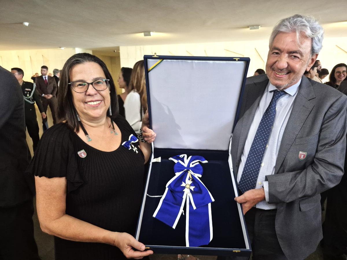 Adriana Ramos e Márcio Santilli com a insígnia da Ordem do Rio Branco no Itamaraty, em Brasília | Oswaldo Braga de Souza / ISA 