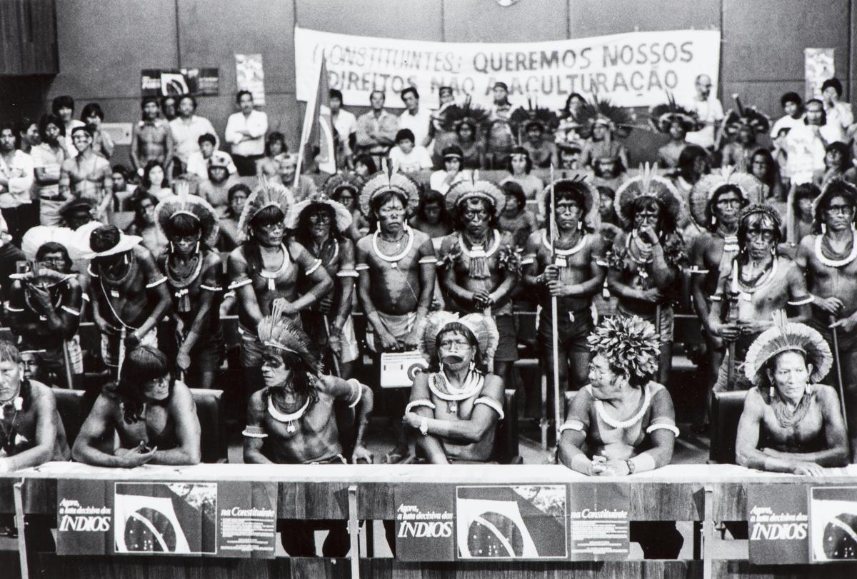 Grupo de indígenas de diversos povos, ocuparam o auditório da liderança do PMDB, durante as negociações do capítulo dos índios na Constituinte, em 1988
