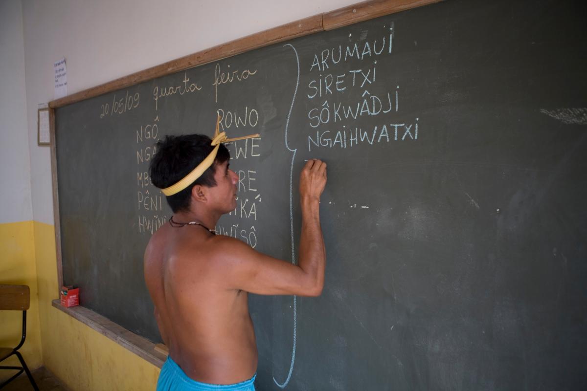 Aula na escola Khisêtjê, aldeia Ngojwêrê, Terra Indígena Wawi, Mato Grosso