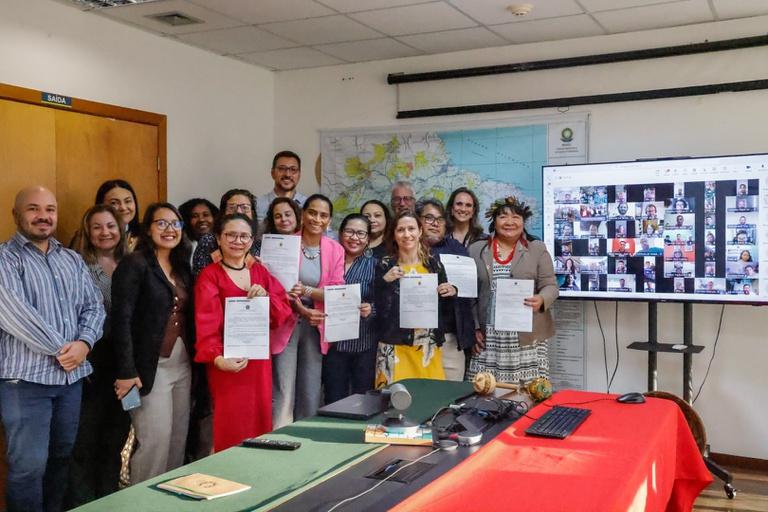 Momento da assinatura dos Relatórios Circunstanciados de Identificação e Delimitação (RCIDs) de três Terras Indígenas (TIs) no estado do Amazonas: Curara, Baixo Marmelos e Ararà