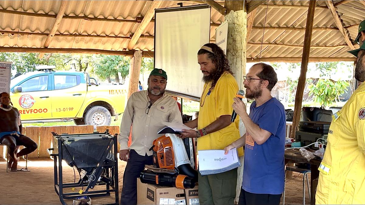 Ivã Bocchini, Coordenador Adjunto do Programa Xingu, entrega Planos de Manejo Comunitários do Fogo para Marcos Guedes
