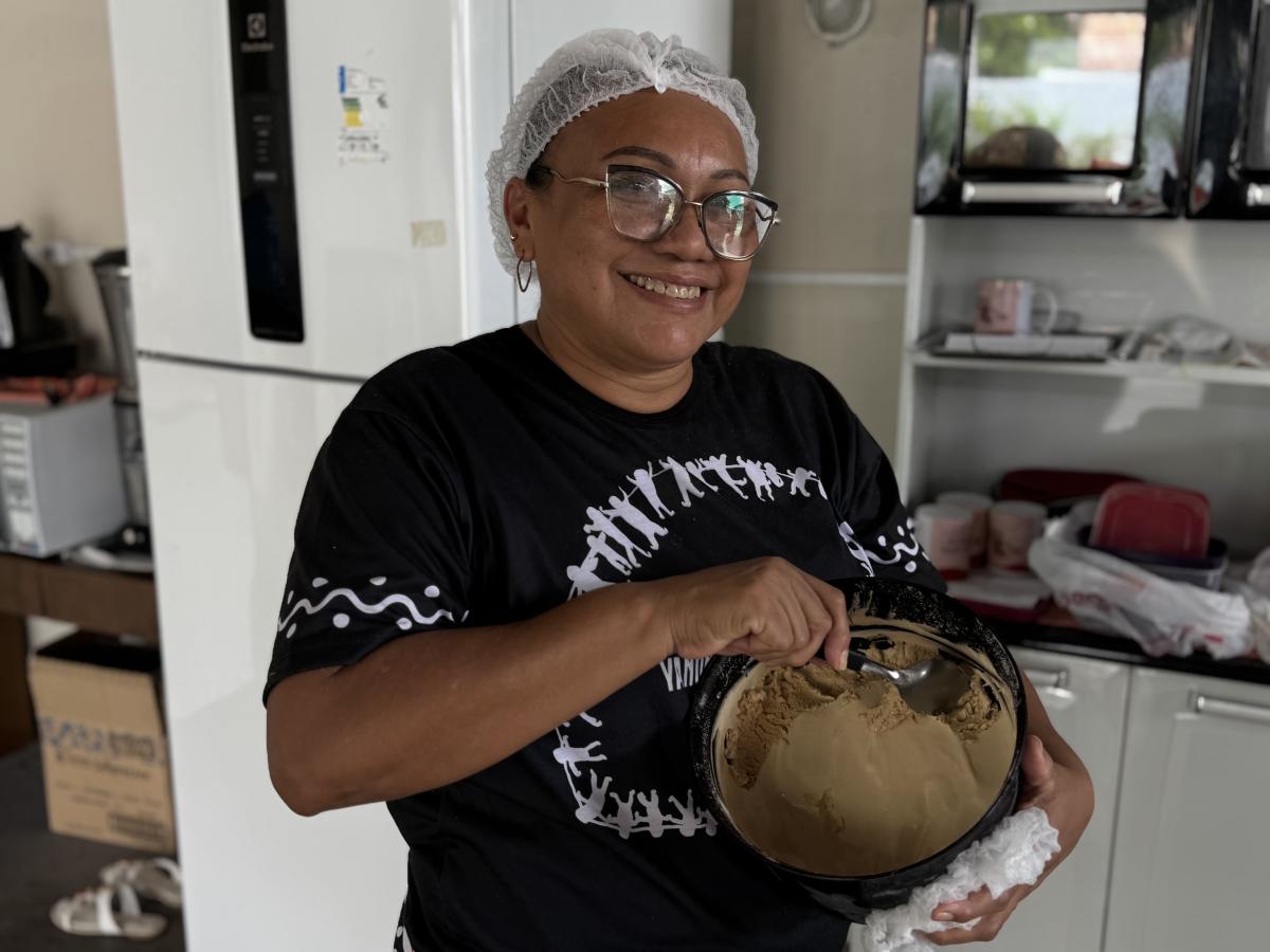 Norma exibindo o sorvete de tucupi preto que fez especialmente para equipe do ISA em Roraima