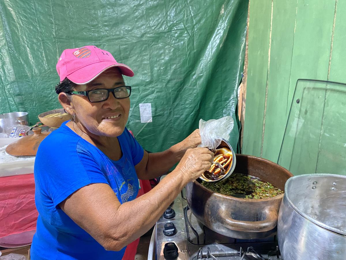 Carol da Silva preparando uma damurida durante o Festival do Beiju em Roraima