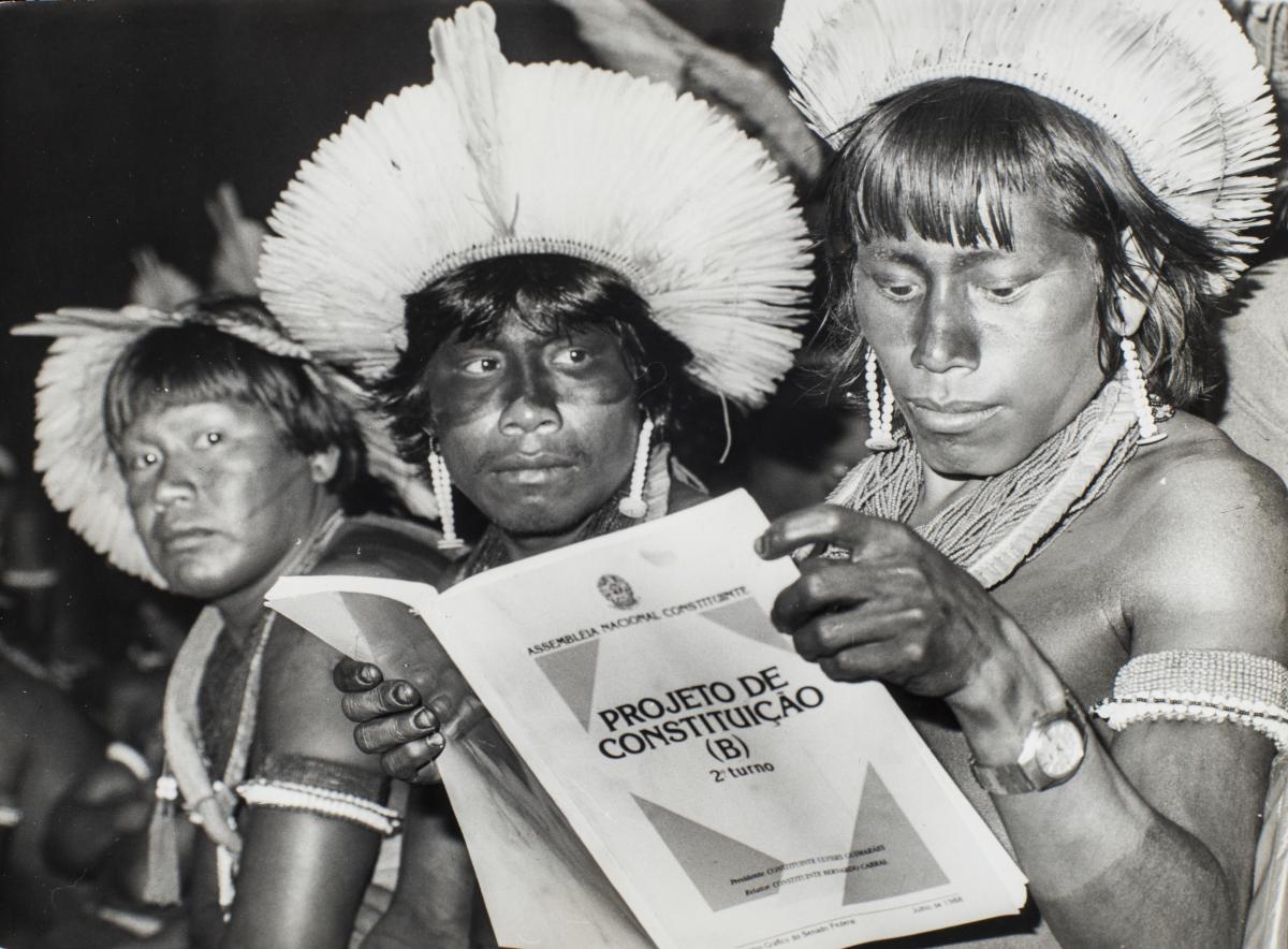 Mro-o, Tomtu e Nzoikamrekti Kayapó lendo o Projeto de Constituição, em 1988