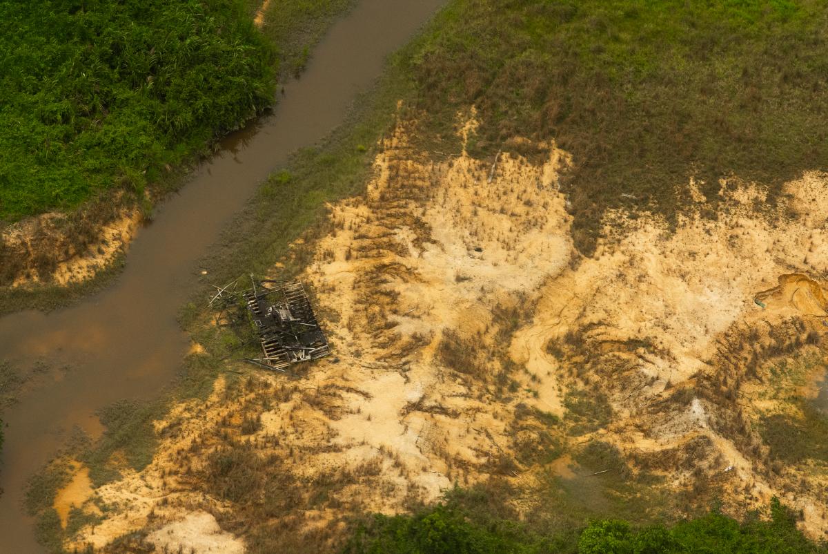 Balsa afundada no rio Uraricoera