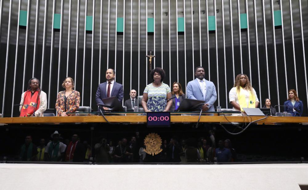 A deputada Benedita da Silva, ao centro, preside a sessão solene no plenário da Câmara | Kayo Magalhães / Câmara dos Deputados